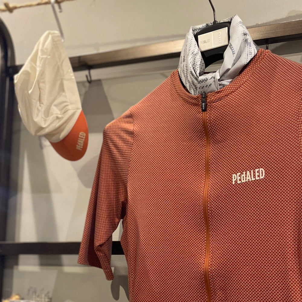 【PEdALED FEATURE】酷暑のライドを救う最高峰のギア。なぜ「Delta Jersey」なのか？
